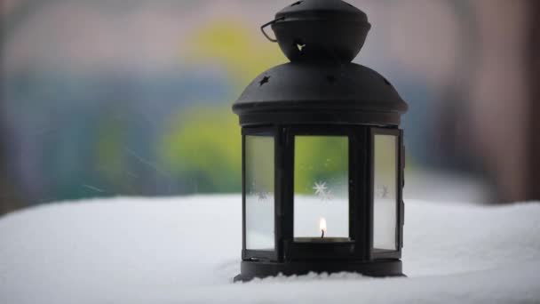 Ένα Κερί Καίει Ένα Φανάρι Στο Χιόνι — Αρχείο Βίντεο