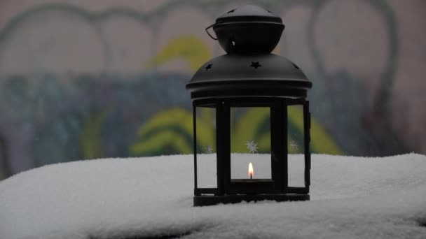 雪の中の提灯にロウソクが灯る — ストック動画