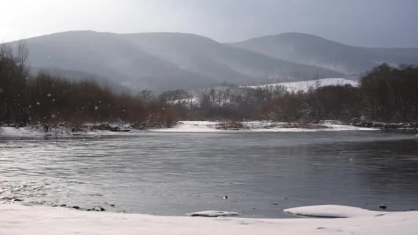 Пейзаж Зимової Гірської Річки Сонячно Вдень — стокове відео