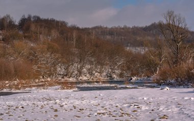 Kış manzarası dağ nehri güneşli bir gün