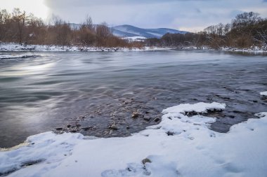 Kış manzarası dağ nehri güneşli bir gün