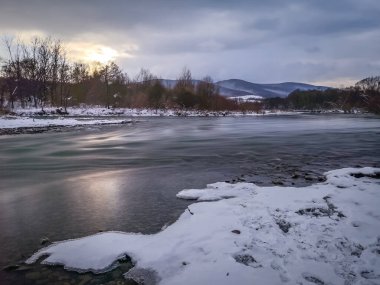 Kış manzarası dağ nehri güneşli bir gün