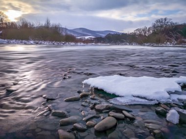 Kış manzarası dağ nehri güneşli bir gün