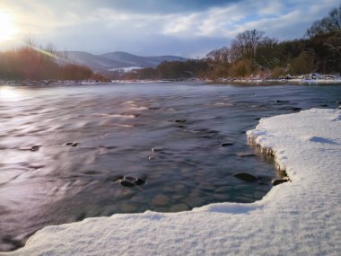 Kış manzarası dağ nehri güneşli bir gün