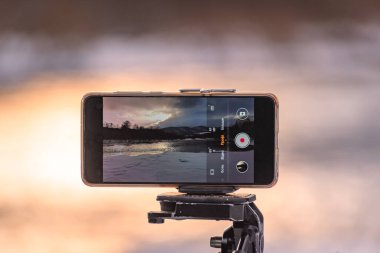 Kışın bir dağ nehrinde akıllı telefon manzarası alıyorum.