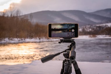 Kışın bir dağ nehrinde akıllı telefon manzarası alıyorum.