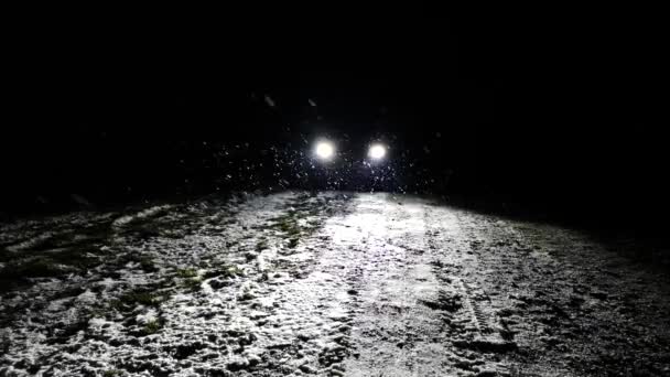 雪の中で夜のSuvヘッドライト — ストック動画