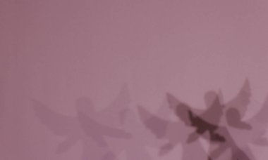 Pastel renkli bir meleğin dış hatlarıyla donatılmış bir arka plan.