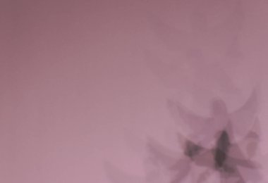 Pastel renkli bir meleğin dış hatlarıyla donatılmış bir arka plan.