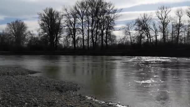 Czas Upływa Wiosenny Krajobraz Pełni Płynącej Górskiej Rzeki — Wideo stockowe