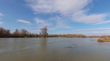 Akan bir dağ nehrinin zaman aşımına uğramış bahar manzarası