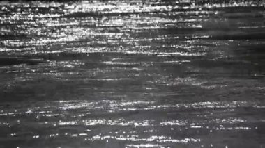 Akan bir dağ nehrinin bahar manzarası