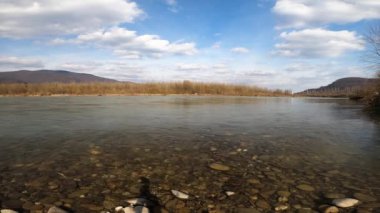 Sel gibi akan bir dağ nehri