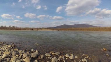Sel gibi akan bir dağ nehri