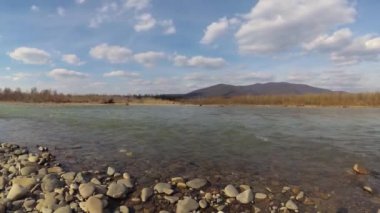 Akan pınarlı bir dağ nehri olan bir arazinin zaman akışı