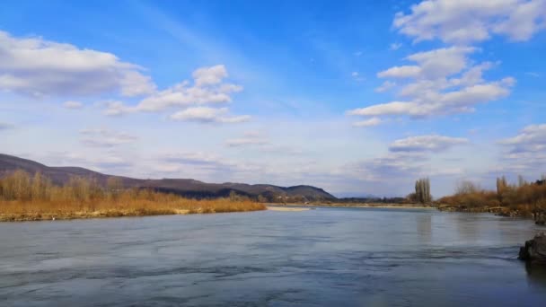 Lasso Tempo Paesaggio Con Fiume Montagna Primavera Fluente Pieno — Video Stock