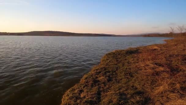美丽的春天落日在湖面上的时间消逝了 — 图库视频影像
