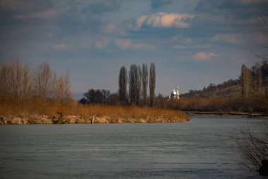 Sel gibi akan bir dağ nehri