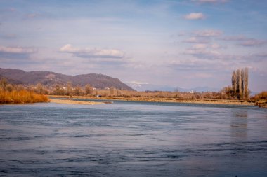 Sel gibi akan bir dağ nehri