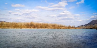 Sel gibi akan bir dağ nehri