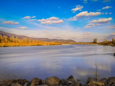 Sel gibi akan bir dağ nehri