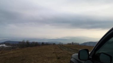 Karpat dağlarında sisli bir bahar akşamının zaman aşımı