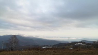 Karpat dağlarında sisli bir bahar akşamının zaman aşımı
