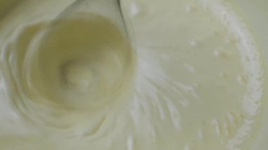 Dalış mikseriyle kek hamuru yapmak