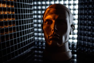 Fütürist arka planda insan kafası silueti