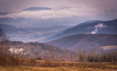 Yağmurlu havada dağlarda bahar günbatımının manzarası