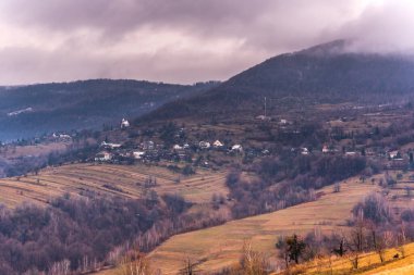 Yağmurlu havada dağlarda bahar günbatımının manzarası
