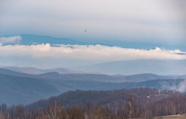 Yağmurlu havada dağlarda bahar günbatımının manzarası