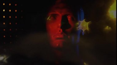 Işık dalgaları etkisiyle sembolik insan yüzü