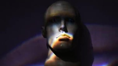 Işık dalgaları etkisiyle sembolik insan yüzü