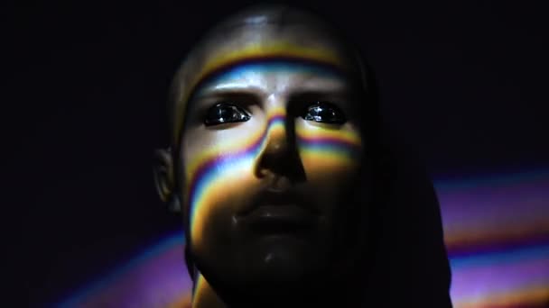 光の波の効果を持つ象徴的な人間の顔 — ストック動画
