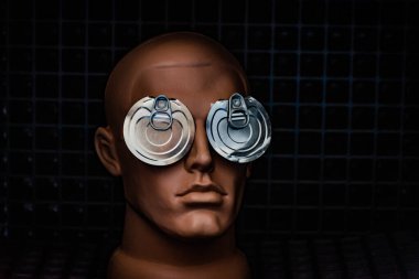 Bir insan kafasının silüetine sahip mecazi bir kurulum