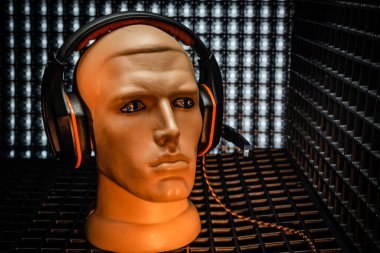 Bir insan kafasının silüetine sahip mecazi bir kurulum