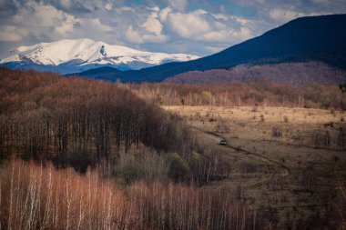 SUV ilkbaharda Karpatlar 'da seyahat eder.