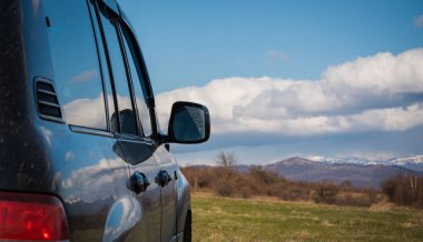 SUV ilkbaharda Karpatlar 'da seyahat eder.