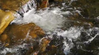 Baharda bir dağ nehrinin yavaş çekim gücü 