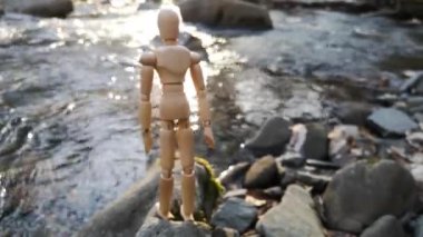 Dağ nehrinde konuşan adam