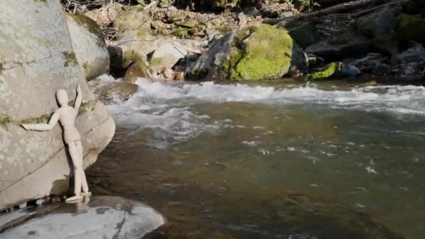 Geleed Man Een Berg Rivier — Stockvideo