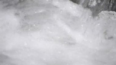 Baharda gün batımında bir dağ nehrinin manzarası