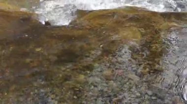 Baharda gün batımında bir dağ nehrinin manzarası