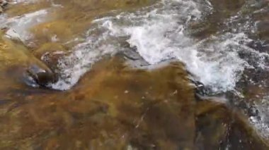 Baharda gün batımında bir dağ nehrinin manzarası