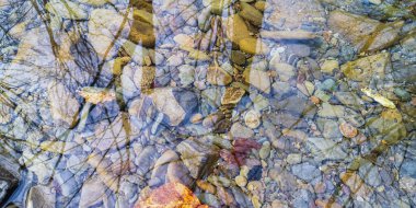 Baharda gün batımında bir dağ nehrinin manzarası