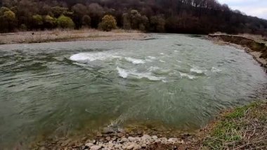 Karpat Dağları 'nda akan nehir.