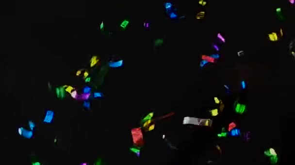 Multicolor Brillante Oropel Explota Sobre Fondo Oscuro — Vídeos de Stock