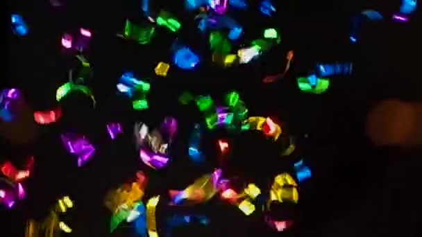 Multicolor Brillante Oropel Explota Sobre Fondo Oscuro — Vídeo de stock