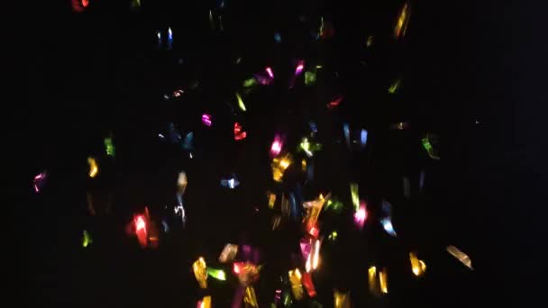 Multicolor Brillante Oropel Explota Sobre Fondo Oscuro — Vídeo de stock